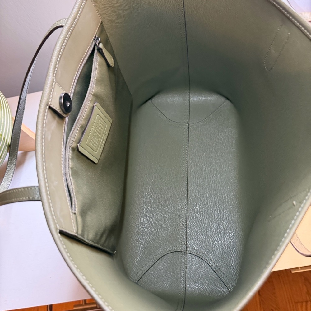 Coach City Tote bag in military green double-face leather - Picture 6 of 12